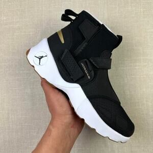 2018 Jordan Trunner LX High "Black Gold" 9M